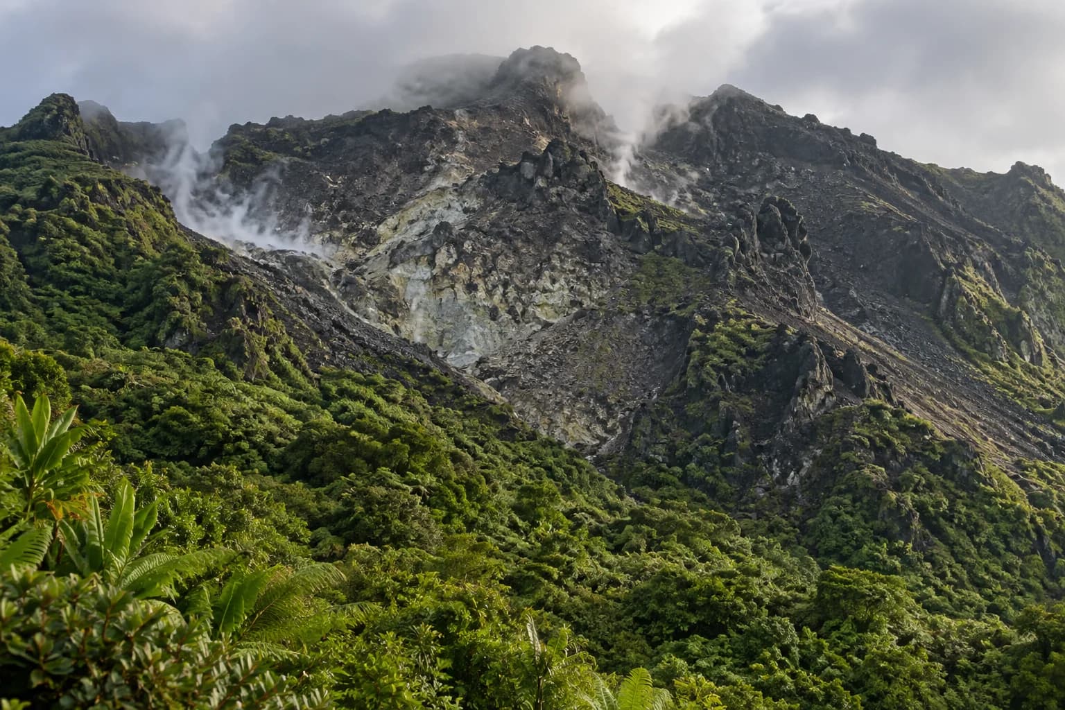 Visuel générique : volcan & randonnée