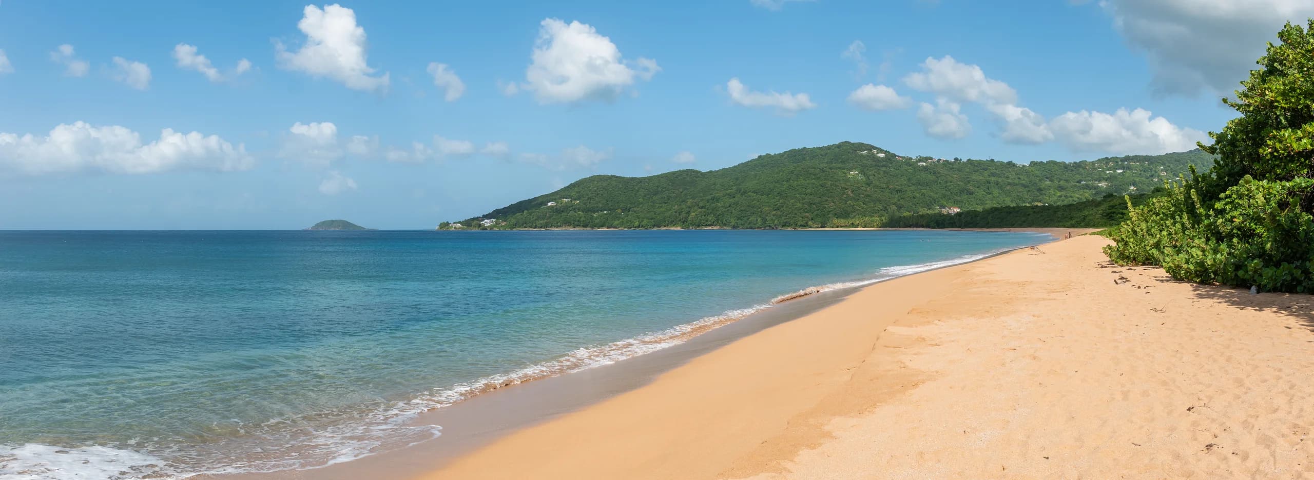 La plage de Grande Anse à Deshaies, entre mer bleue et reliefs de Basse-Terre