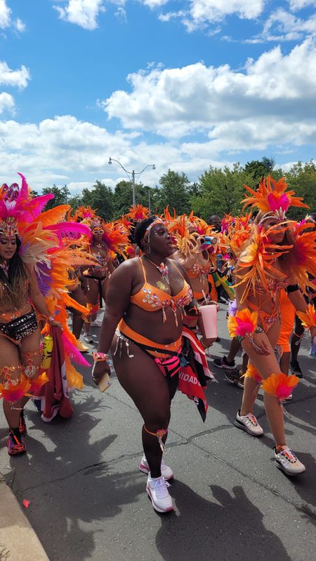Carnavaliers dans les rues de Toronto