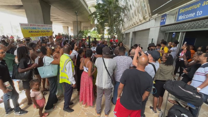 Une foule est venue attendre Arnaud Dolmen à l'aéroport 