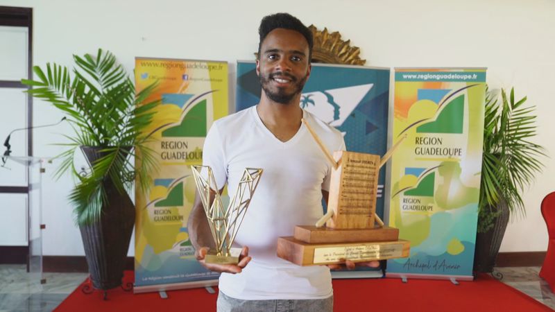 Arnaud Dolmen a reçu un nouveau trophée gravé d'une partition, en plus de celui remporté aux Victoires du jazz 2022.