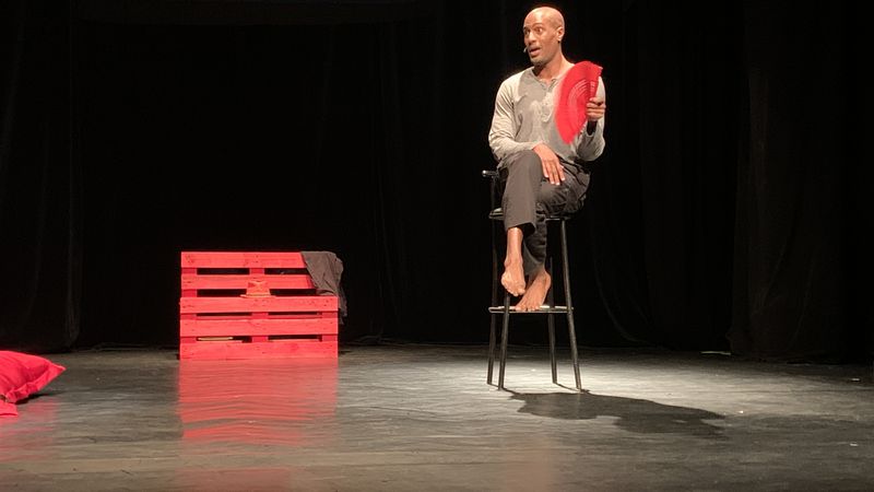 Ndy Thomas joue tous les personnages de 