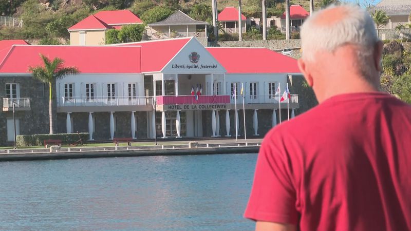 Saint-Barth sur le port de Gustavia, face à l'hôtel de la collectivité